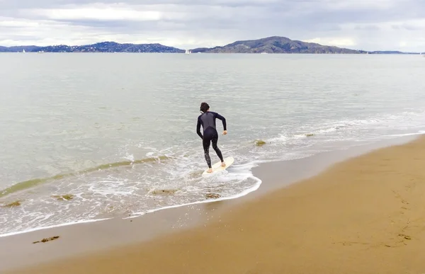 Skimboarding in San Francisco Bay, California — Stock Photo, Image