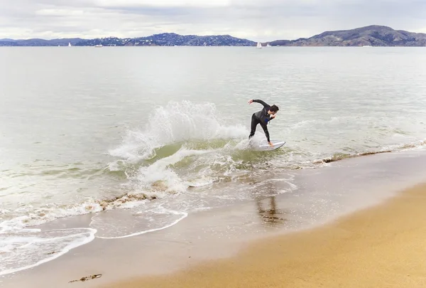 Skimboarding in San Francisco Bay, California — Stock Photo, Image