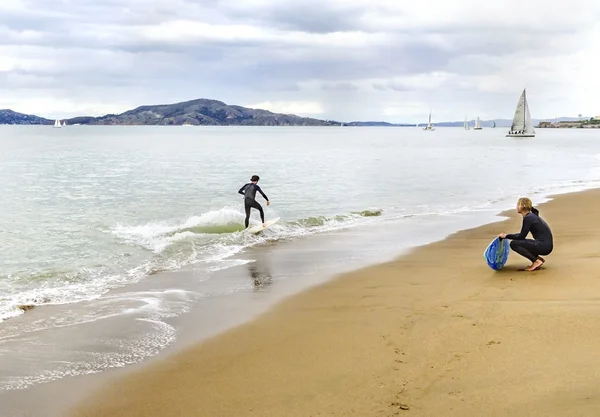 在加州三藩市湾滑板冲浪 — 图库照片