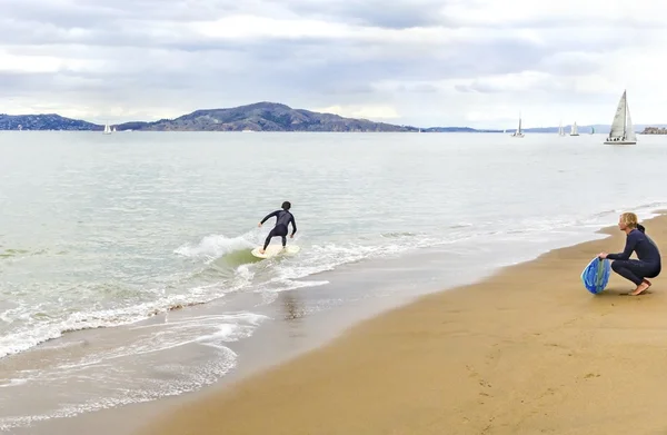 Skimboard en San Francisco Bay, Californie — Photo