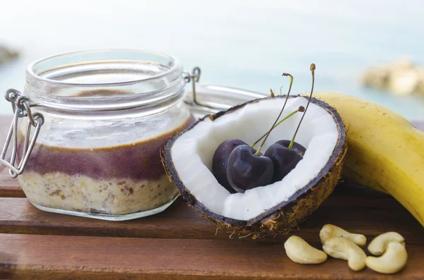 Avena de coco cereza plátano durante la noche —  Fotos de Stock