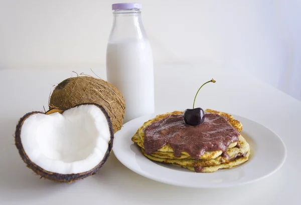 Kirsch-Kokos-Pfannkuchen — Stockfoto