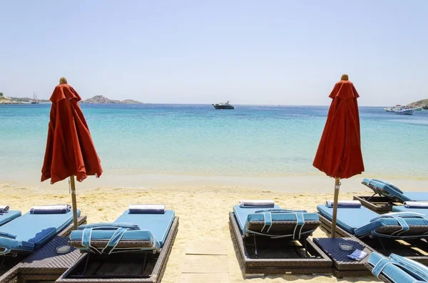 Tumbonas en la playa, Mykonos, Grecia —  Fotos de Stock