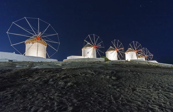 夜のミコノス島の風車 — ストック写真