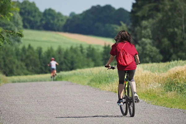 Mãe Com Seu Filho Andar Bicicleta Campo Verão — Fotografia de Stock