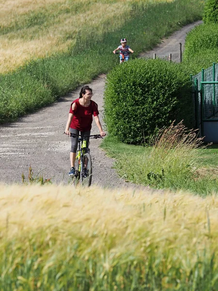 Mãe Com Seu Filho Andar Bicicleta Campo Verão — Fotografia de Stock