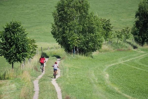 Mãe Com Seu Filho Andar Bicicleta Campo Verão — Fotografia de Stock