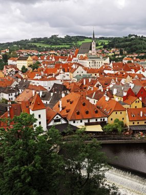 Çek Cumhuriyeti 'nin ünlü UNESCO anıtı olan Vltava nehri üzerinde Bohemya' nın güneyinde yer alan tarihi bir kasaba olan Cesky Krumlov 'un manzarası