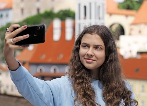 Menina Tira Uma Foto Selfie Fundo Cidade Histórica Cidade Czech Fotografia De Stock