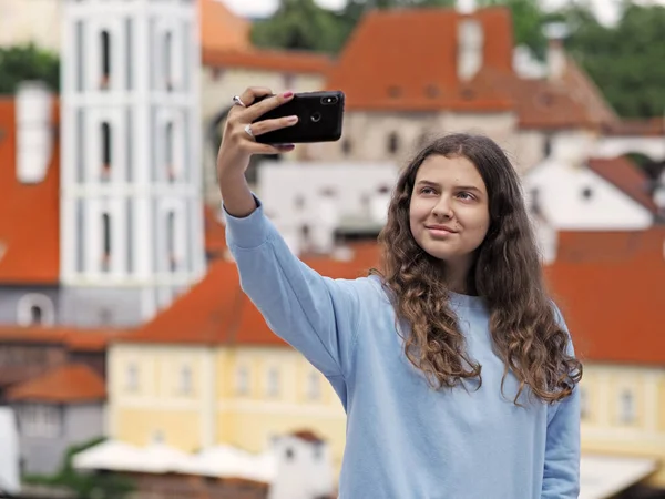 Menina Tira Uma Foto Selfie Fundo Cidade Histórica Cidade Czech Imagens Royalty-Free