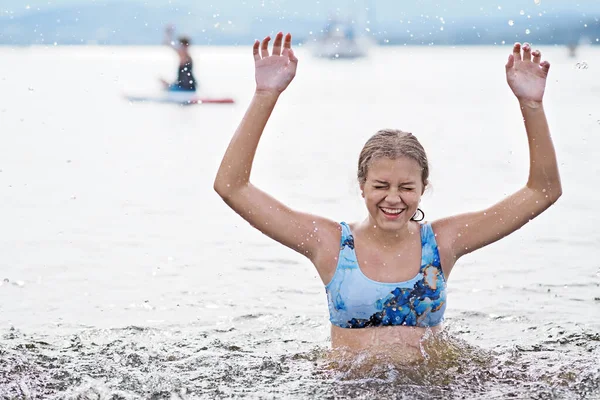 Молода Дівчина Плаває Озері — стокове фото