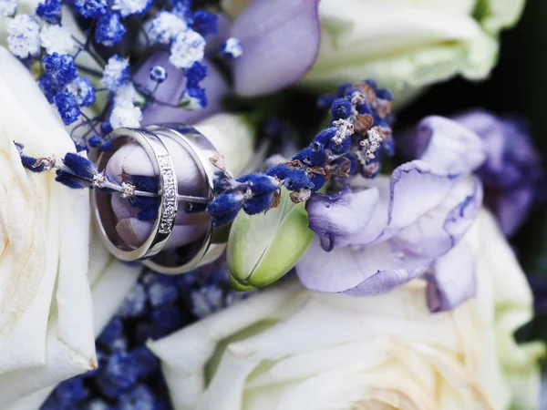 Wedding flower with rings — Stock Photo, Image