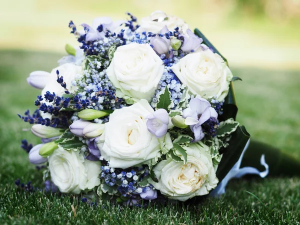 Nature morte con bouquet da sposa — Foto Stock