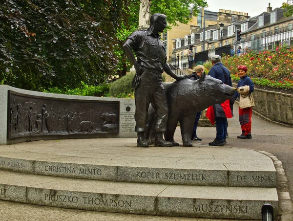 一只来自爱丁堡中心的熊苏格兰爱丁堡 2017年7月27日 居民们饶有兴趣地注视着这位波兰士兵和驯服的沃伊泰克熊在爱丁堡市公园的纪念碑 — 图库照片