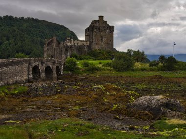Eilean Donan 'ın üzerindeki bulutlar. Dornie, İskoçya - 23 Temmuz 2020 Bir adada inşa edildi, Loch Duich 'te bir ortaçağ şatosu ve Dornie' nin İskoç köyü yakınlarında bir taş köprü.