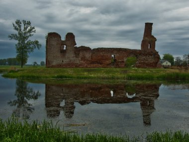 Hendeğin arkasındaki harabeler. Besiekiery, Polonya - 10 Mayıs 2020 Suyla çevrili, Beşiekiery köyündeki bir ortaçağ şövalyesinin kalesinin kalıntıları.