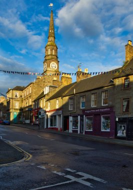 Forfar 'da akşam mavisi. Forfar, İskoçya - 30 Temmuz 2017 İskoçya 'nın batan güneşle aydınlatılan kilisesi ve ana caddesi.