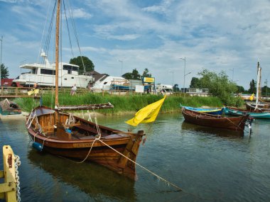 Jastarnia 'dan Kashubian. Jastarnia, Polonya - 09 Temmuz 2021 Jastarnia 'da Hel yarımadasındaki yat limanında demirlemiş ahşap bir yelkenli tekne..