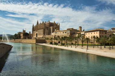 Mayorka Katedrali. Palma de Mallorca, İspanya - 03.2021 Güzel La Seu Katedrali Mayorka 'nın başkenti Palma de Mallorca' da yapay bir göl üzerinde.
