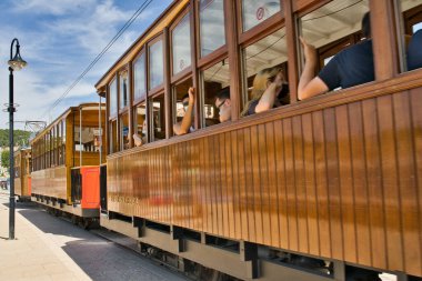 Tatil tramvayı. Port de Sller, İspanya - 3 Ağustos 2021 Mallorca 'nın Port de Sller kentinde popüler olan tramvay duraktan kalkacak..