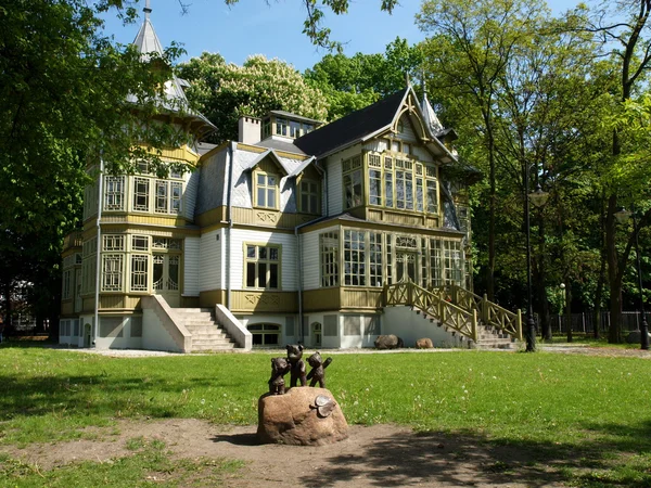 Alte Villa und Bären. — Stockfoto