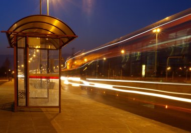 Şehir otobüs durağı.