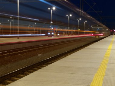 Akşam tren istasyonu.