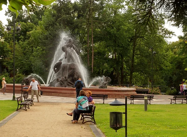 公园，人、 喷泉. — 图库照片