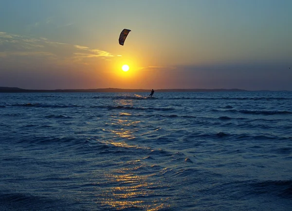 Wieczorem surfer. — Zdjęcie stockowe