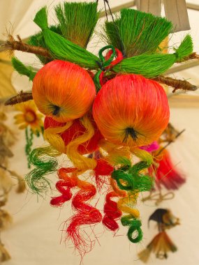 Hayal gücünün meyveleri işte. Lodz, Polonya - 19 Eylül 2017 Lodz 'daki Halk Sanatları Festivali' nde sunulan iplikten yapılmış güzel elmalar.