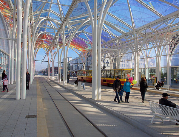 Большой трамвай в центре
.