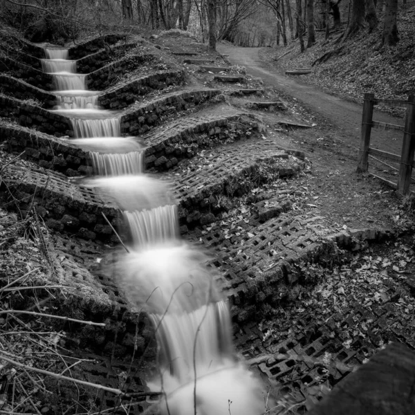 Czarno Białe Zdjęcie Wodospadu Człowieka Haigh Woodlands Park Haigh Plantations — Zdjęcie stockowe