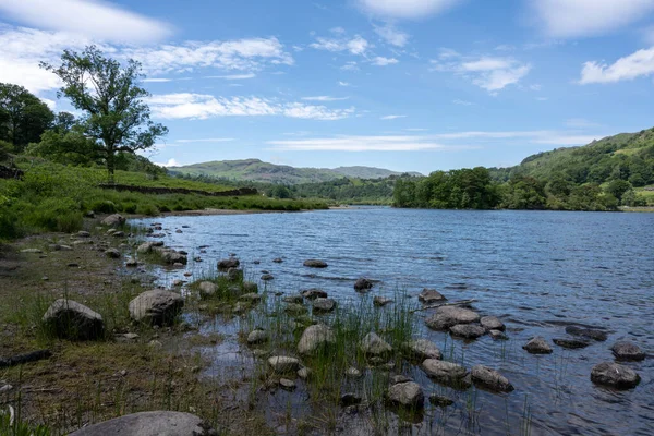 英語湖区のリダル水の海岸の岩や草 — ストック写真