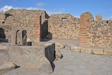pompeii, caddenin sonunda antik taş çeşme
