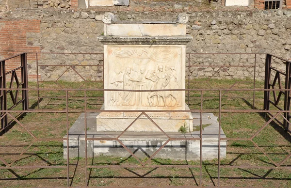 Detalj av altaret i templet av Vespasianus, Pompeji — Stockfoto