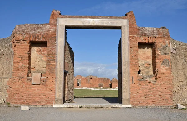 Pórtico e entrada para a construção de Eumachia, Pompeia — Fotografia de Stock