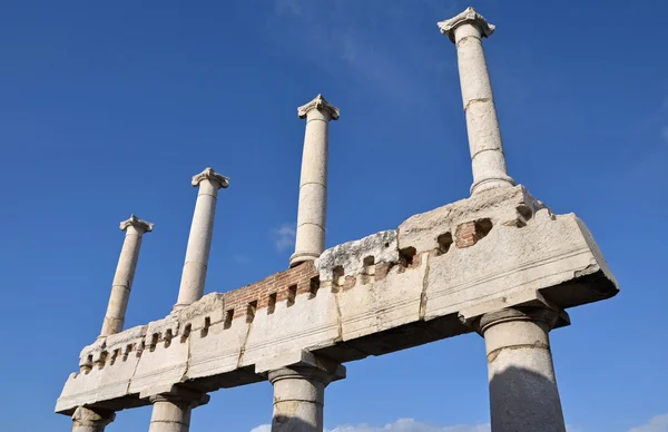 De overblijfselen van de twee niveaus colonnade op het forum, pompeii — Stockfoto
