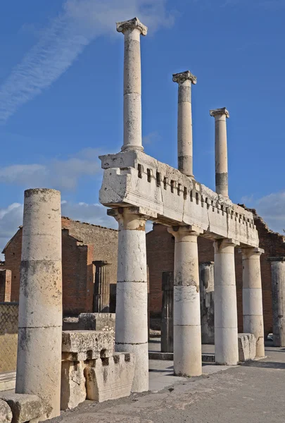 De overblijfselen van de twee niveaus colonnade op het forum, pompeii — Stockfoto