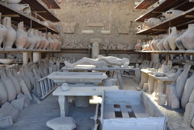 Antik pompeii kazılarında bulunan nesneleri koleksiyonu