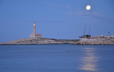 Twilight üzerinde bir deniz feneri şehirde vieste, İtalya