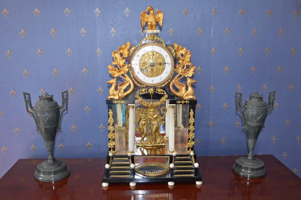 Antico orologio da tavolo decorato con oro — Foto Stock