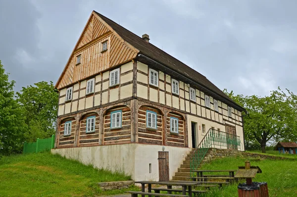 Kourim - 24. Mai: traditionelles Dorfhaus aus dem 18. Jahrhundert — Stockfoto