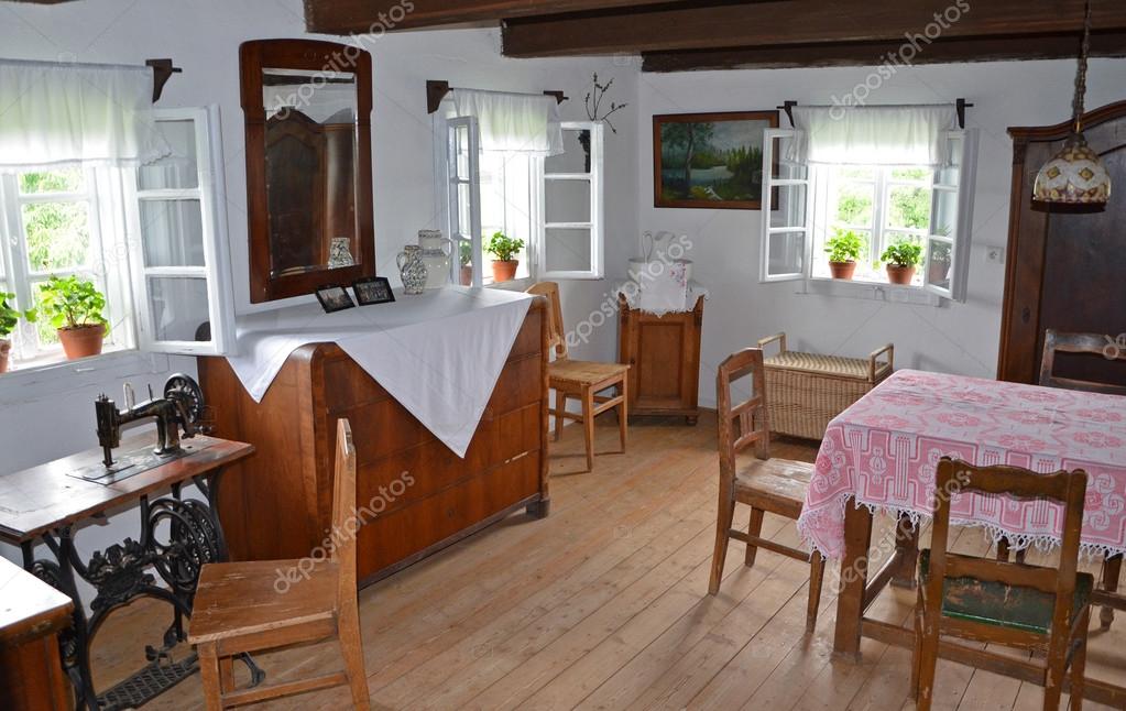 Kourim - 24 mei: Interieur van dorpshuis uit de 18e eeuw ... Kourim - 24 mei: Interieur van dorpshuis uit de 18e eeuw ...