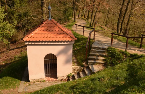 Una pequeña capilla vacía en el bosque — Foto de Stock