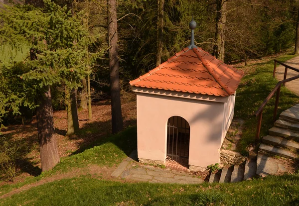 Una piccola cappella vuota nel bosco — Foto Stock