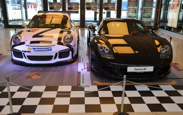 PRAGUE - ABRIL 14: Porsche Carrera GT e Porsche 911 991 GT3 Imagem De Stock