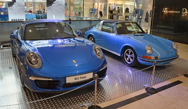 Πράγα - 14 Απριλίου: Δύο γενιές της Porsche 911 Targa Εικόνα Αρχείου