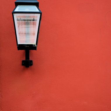 Sadece bir duvar bir sokakta