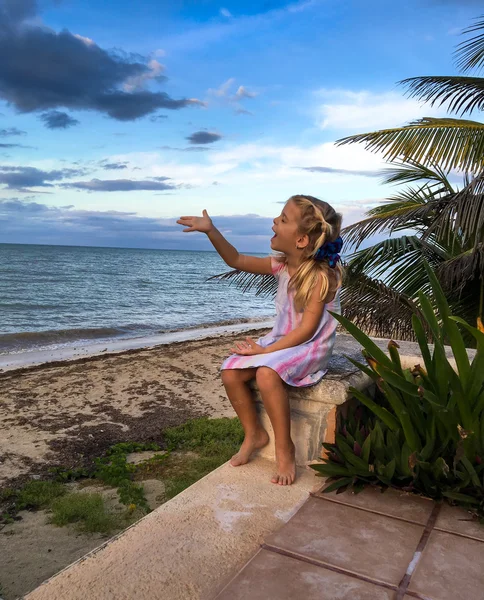 Barn leker på stranden — Stockfoto