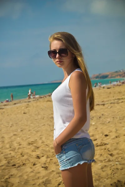 Blonde op het strand Rechtenvrije Stockafbeeldingen